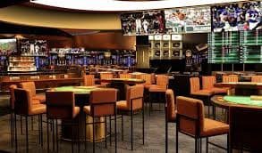 Pengguna mengawasi permainan live casino dengan smartphone di suasana santai